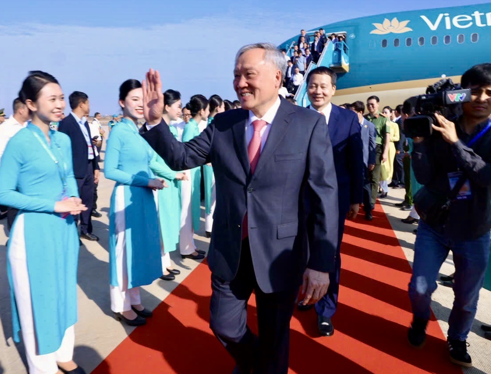 政府副总理阮和平上午在隆城机场。