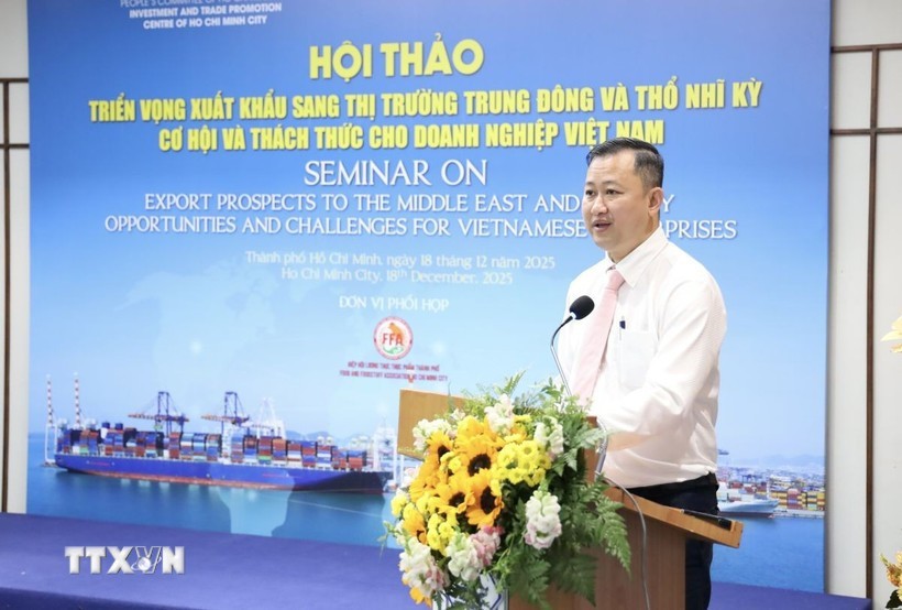 胡志明市贸易与投资促进中心主任陈富旅在研讨会上发表讲话。