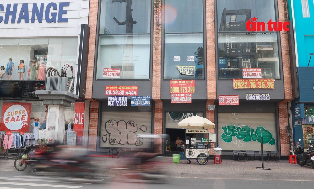 曾被誉为“时尚之都”的阮廌街，如今各店铺陷入大批关门的情况。