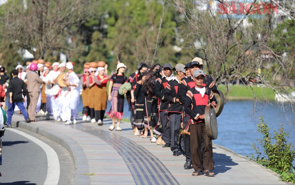 艺人在春香湖旁表演。