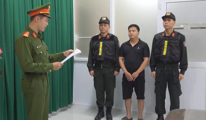  胡志明市公安对黎光决宣读逮捕令。