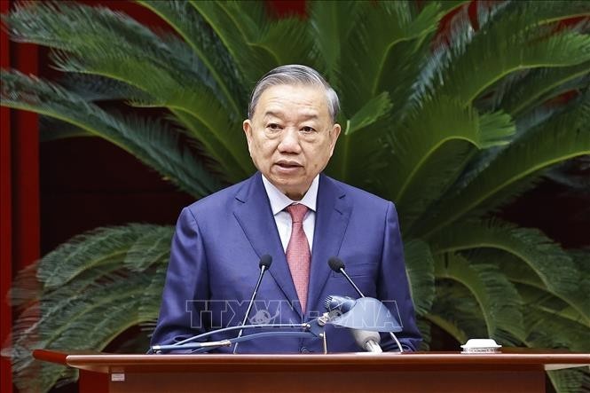 苏林总书记在会上发表讲话。