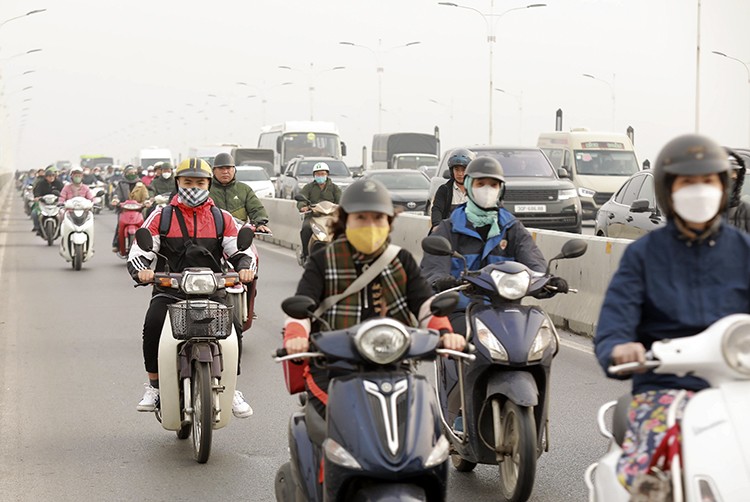  北部清晨出现雾和局部轻雾，导致能见度下降。