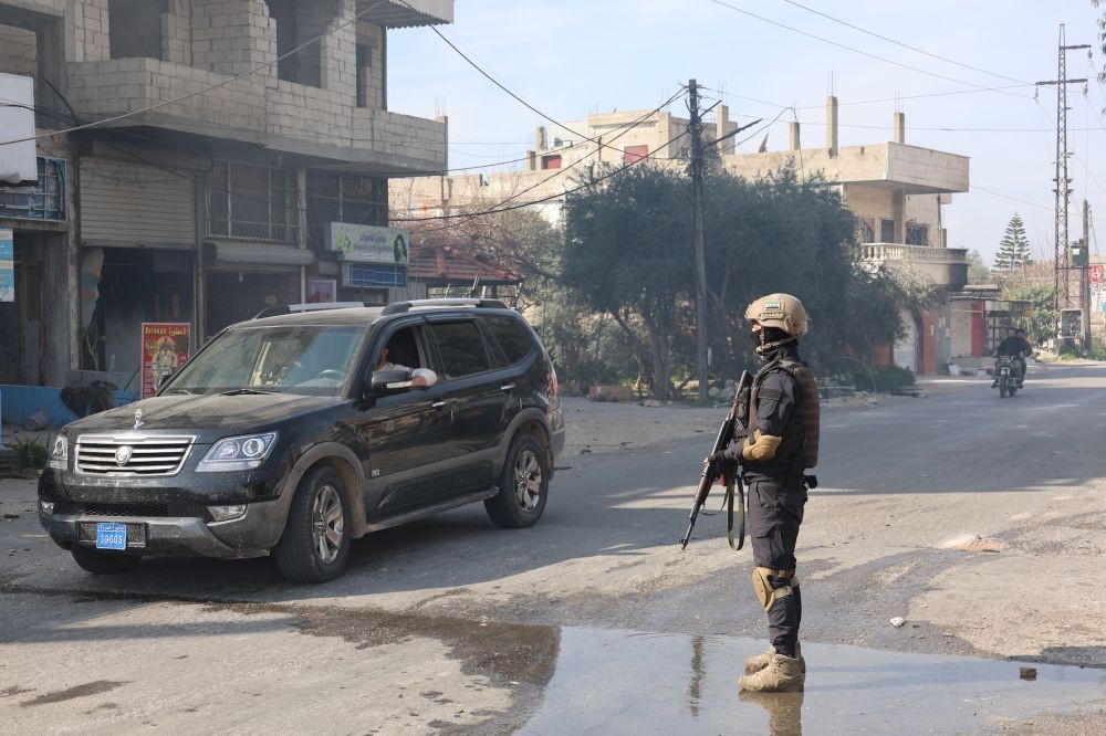 叙利亚安全部队人员在拉塔基亚省杰卜莱的街道上执勤。