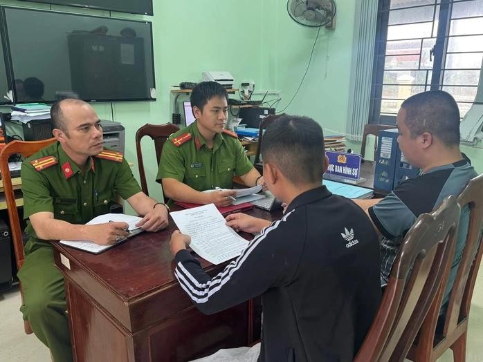 Đ.L.T. 和 P.V.P. 与安仁西乡公安。