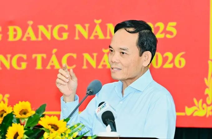 胡志明市市委书记陈留光在会上发表指导讲话。