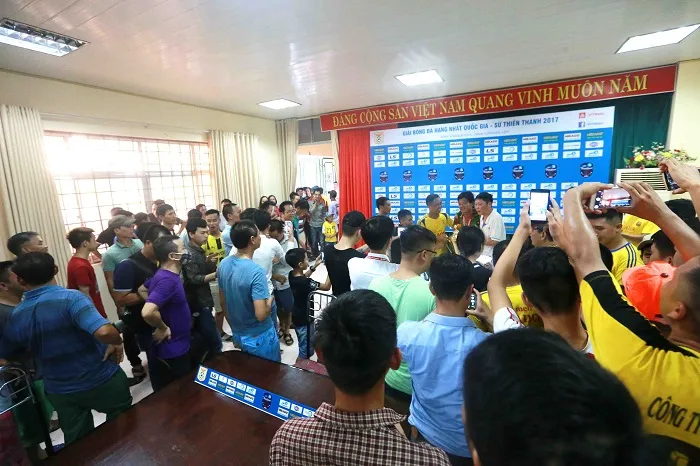 Người Nam Định hân hoan mừng đội nhà thăng hạng V-League ảnh 6