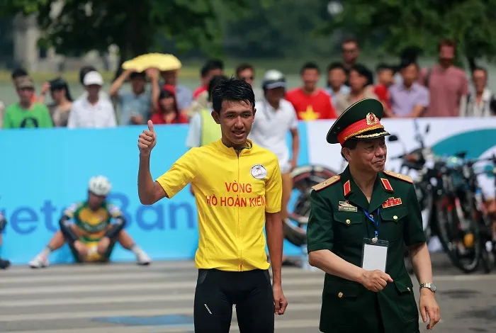 Cua-rơ trẻ Nguyễn Cường Khang về nhất chặng 1.