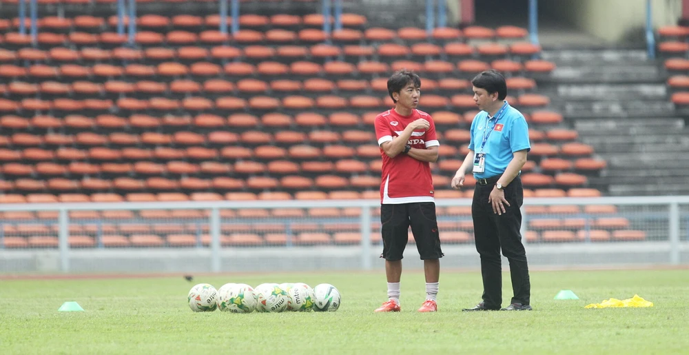 Thất bại ở AFF Cup 2016 và SEA Games 2017, bóng đá Việt Nam lại hướng về... thầy ngoại. Ảnh: Bạch Dương