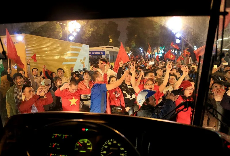 Cả nước vỡ òa trước kỳ tích của U23 Việt Nam ảnh 25