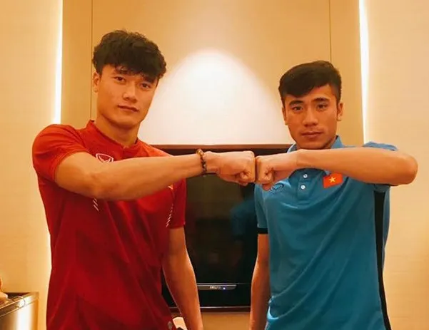 Bùi Tiến Dũng (áo đỏ) và Bùi Tiến Dũng sẽ toàn tâm cho trận chung kết dù bố mẹ không sang cổ vũ trực tiếp. Ảnh: B.T.DŨNG