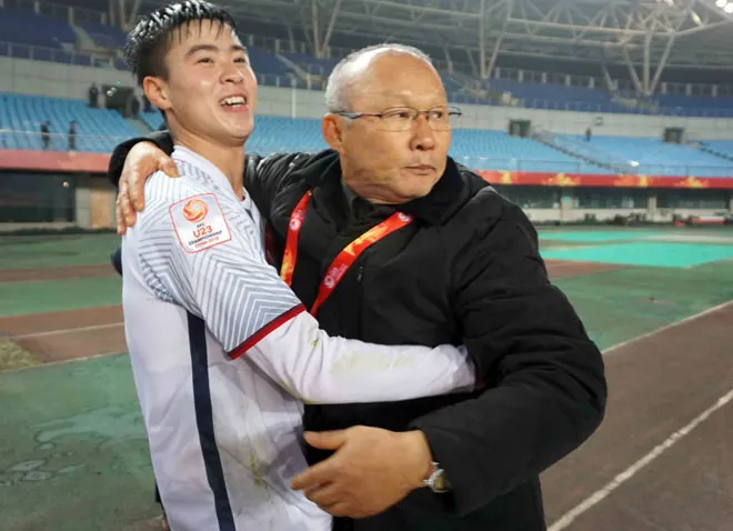 Trung vệ Duy Mạnh đã cho mẫu thử để AFC kiểm tra theo quy định sau trận bán kết. Ảnh: TUẤN HỮU