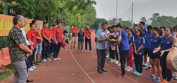 Lãnh đạo Liên đoàn điền kinh Việt Nam tặng quà cho các tuyển thủ. Ảnh: M.HÙNG