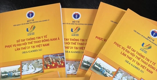 Sổ tay y tế phục vụ SEA Games 31 được phát tới các khách sạn và các đoàn thể thao. Ảnh: LÊ HẢO