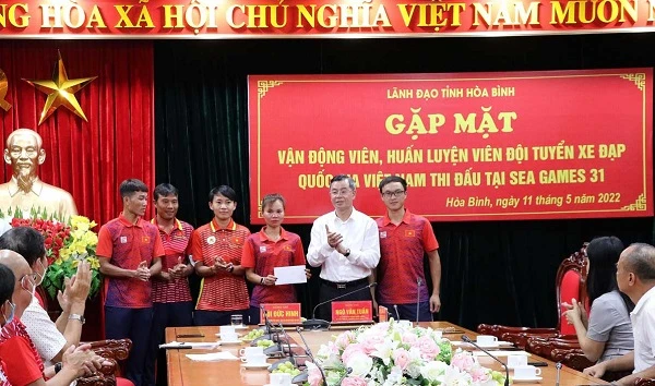 Lãnh đạo tỉnh Hòa Bình đã gặp mặt động viên đội tuyển xe đạp Việt Nam trước giờ thi đấu SEA Games 31. Ảnh: NHƯ QUỲNH