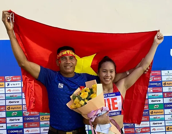 Đoạt vô địch cùng tổ tiếp sức 4x400m, Nguyễn Thị Huyền có tấm HCV thứ 10 ở SEA Games ảnh 3