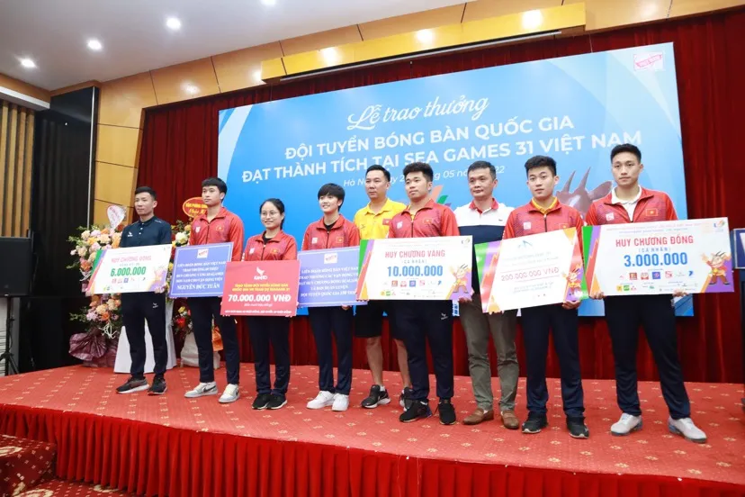 Các tay vợt của đội tuyển bóng bàn nhận thưởng với kết quả SEA Games 31. Ảnh: LƯỢNG LƯỢNG