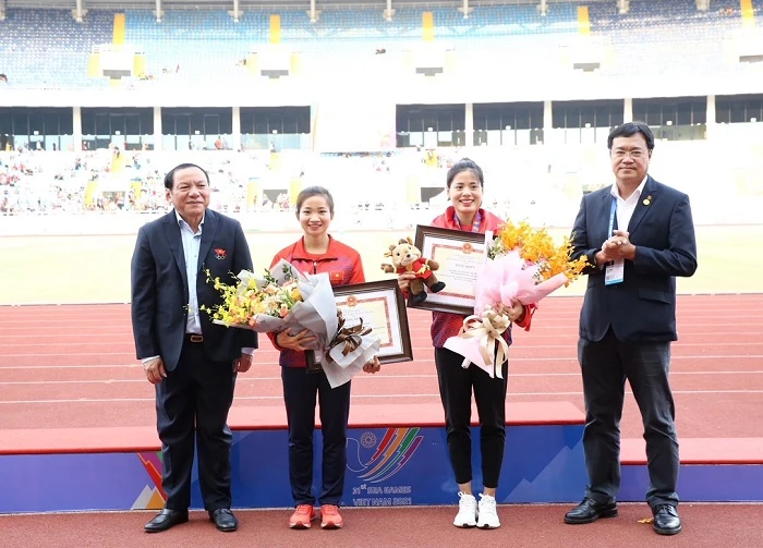 Các tuyển thủ đạt thành tích cao tại SEA Games 31 đã bắt đầu được các địa phương tổ chức tổng kết, mừng công. Ngay tại SEA Games 31, Bộ VH-TT-DL đã có bằng khen đối với một số gương mặt như Nguyễn Thị Oanh, Nguyễn Thị Huyền, Vũ Thành An. Ảnh: DŨNG PHƯƠNG