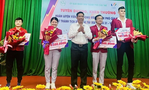 Lãnh đạo UBND thành phố Cần Thơ tặng thưởng cho các tuyển thủ địa phương giành kết quả cao ở SEA Games 31. Trong số này, vợ chồng đại kiện tướng Trường Sơn, Thảo Nguyên có nhiều đóng góp về thành tích. Ảnh: C.T