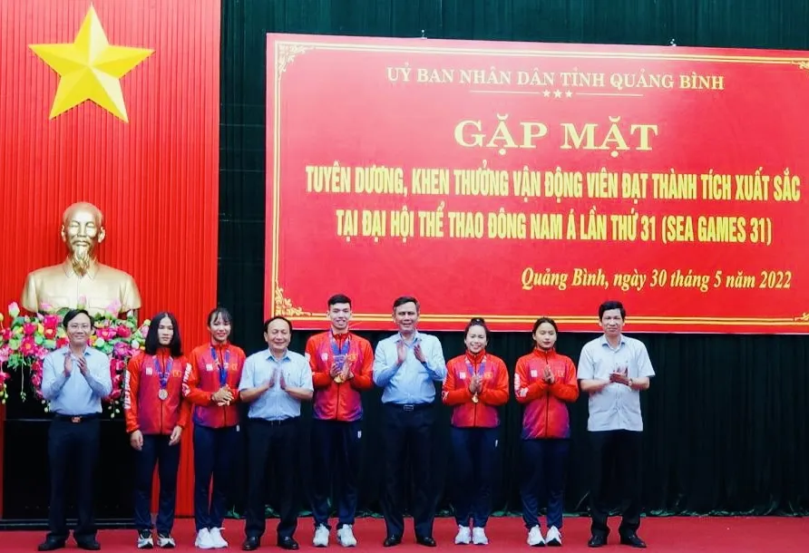 Kình ngư Nguyễn Huy Hoàng nhận 500 triệu đồng tiền thưởng tại Quảng Bình ảnh 1