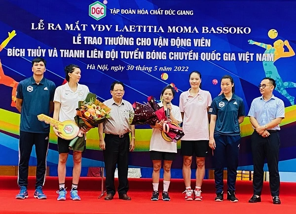 Hai tuyển thủ bóng chuyền nữ đầu tiên của đội hình giành HCB SEA Games 31 đã được thưởng nhà nhờ thi đấu xuất sắc. Ảnh: MINH CHIẾN