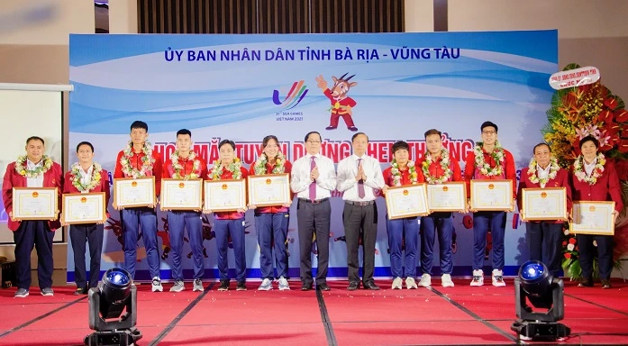 Các HLV, VĐV của thể thao Bà Rịa-Vũng Tàu được tuyên dương khen thưởng. Ảnh: BRVT