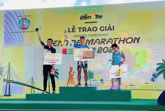 Hoàng Nguyên Thanh tiếp tục có thêm thành tích vô địch marathon ở Bến Tre năm nay. Ảnh: N.THANH