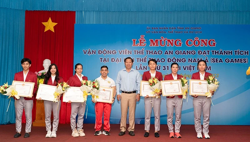 Các VĐV của thể thao An Giang đã được mừng công và tặng quà, bằng khen từ lãnh đạo địa phương. Ảnh: HIẾU ANH.BAG