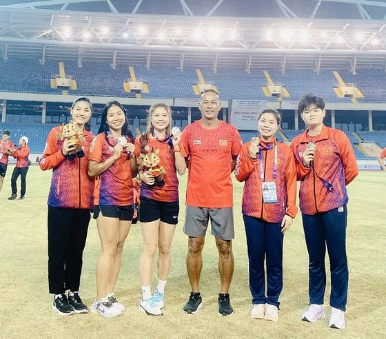 Hoàng Dư Ý (ngoài cùng bên phải) sẽ đi thi đấu vô địch trẻ thế giới vào ngày 28-7. Ảnh: TỐ NGA