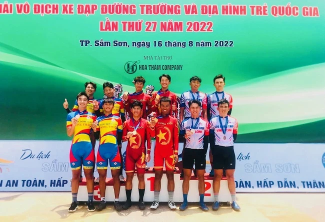 Các VĐV nam đã đạt huy chương trong ngày thi đấu đồng đội 18-8. Ảnh: CYCLING.NEWS