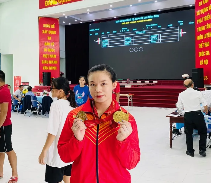 Lực sĩ Phạm Thị Hồng Thanh đã có 3 tấm HCV tại giải năm nay. Ảnh: MINH CHIẾN