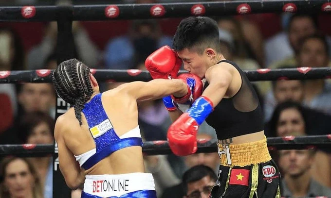 Thu Nhi (đen) đã thua trong trận thượng đài để tranh đai hợp nhất WBO và IBF quyền Anh nữ chuyên nghiệp vừa qua tại Costa Rica. Ảnh: Lateja