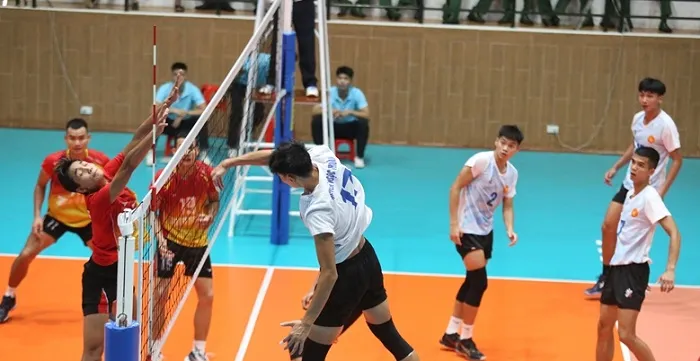 Bóng chuyền nam Quân đội (áo trắng) đang được tạo điều kiện tốt nhất chuẩn bị cho Đại hội thể thao toàn quốc lần 9-2022. Ảnh: T.THẢO