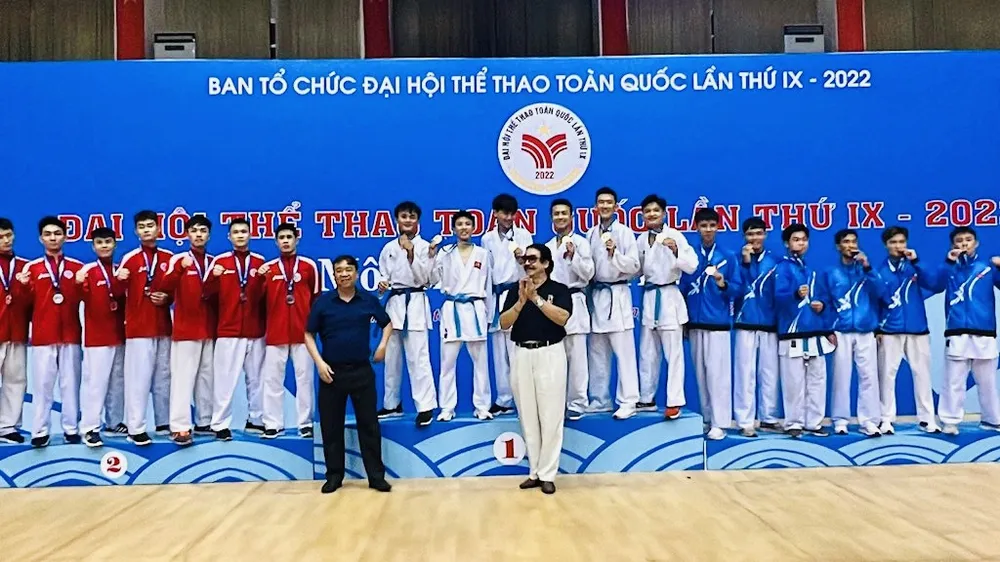 Các VĐV của karate Bình Dương đã có thêm tấm HCV nội dung đồng đội kumite nam nhóm 1. Ảnh: K.BD