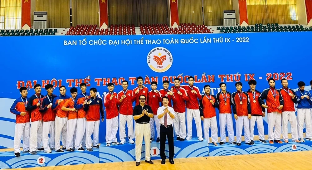 Các VĐV đã nhận thưởng huy chương tại ngày thi đấu cuối môn karate. Ảnh: H.LONG