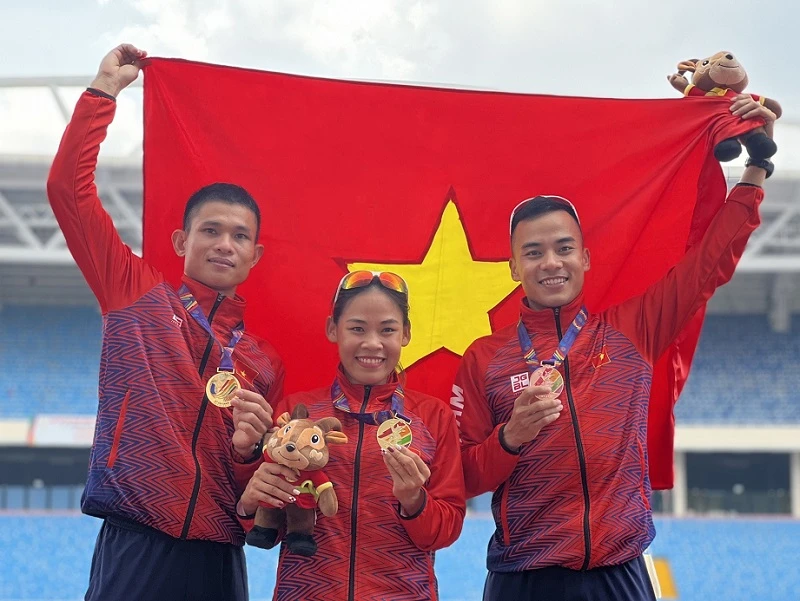 Võ Xuân Vĩnh (trái) đã giành HCV đi bộ SEA Games 31 nhưng sẽ thi đấu triathlon tại Đại hội thể thao toàn quốc 9-2022. Ảnh: N.A