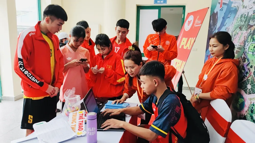 Các VĐV hào hứng tham gia tìm hiểu về thông tin doping tại Đại hội năm nay. Ảnh: MAI HOÀNG
