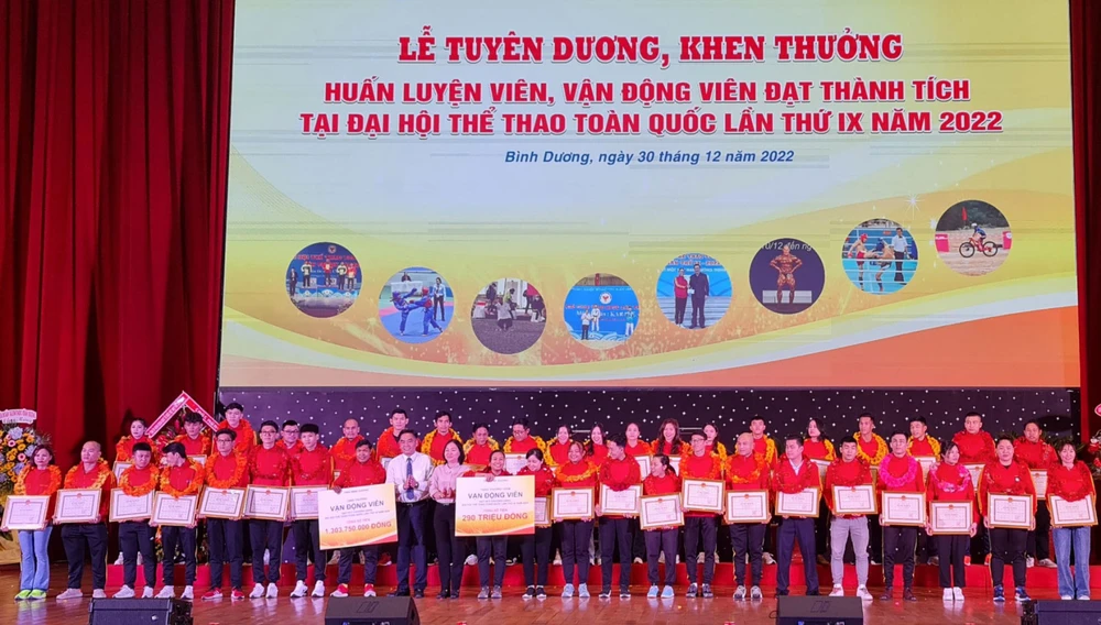 VĐV thể thao Bình Dương đã nhận thưởng. Ảnh: MINH HIẾU