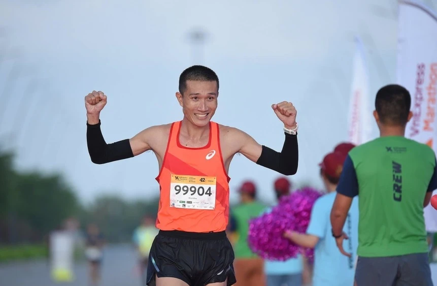 Nguyễn Trần Minh Đức là một trong những người được trao suất dự giải marathon Boston 2023. Ảnh: VM