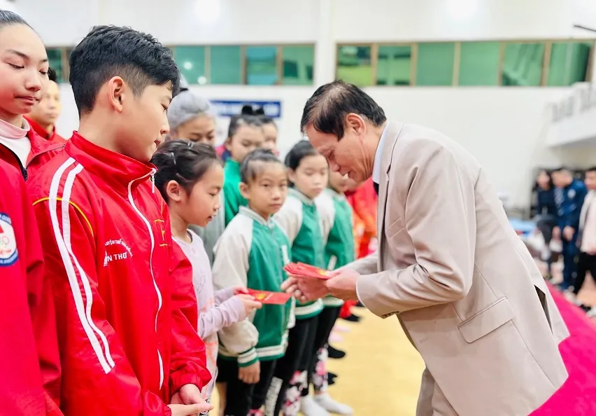 Chủ tịch Liên đoàn thể dục Việt Nam - ông Trần Chiến Thắng gặp gỡ các tuyển thủ quốc gia tại Trung tâm HLTTQG Hà Nội. Ảnh: MINH SANG Chủ tịch Liên đoàn thể dục Việt Nam - ông Trần Chiến Thắng gặp gỡ các tuyển thủ quốc gia tại Trung tâm HLTTQG Hà Nội. Ảnh: MINH SANG