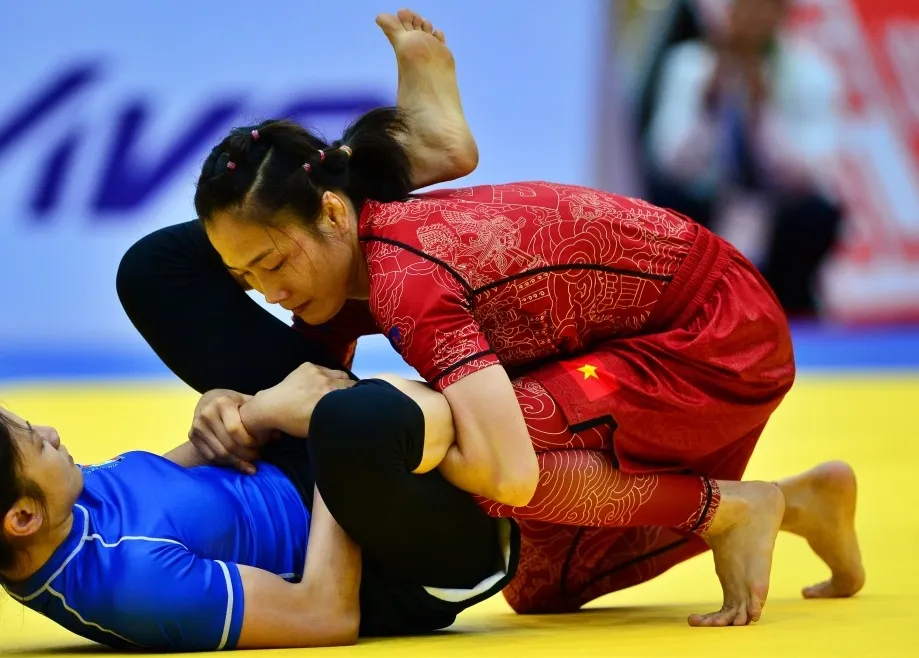 Phùng Thị Huệ (đỏ) vẫn là tuyển thủ jujitsu quan trọng của Việt Nam dự giải vô địch châu Á tới đây. Ảnh: MINH MINH