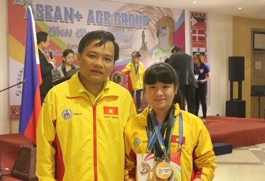 HLV Bùi Vinh rất tin tưởng cô học trò trẻ sẽ có những bước tiến phát triển về sự nghiệp. Ảnh: MINH MINH