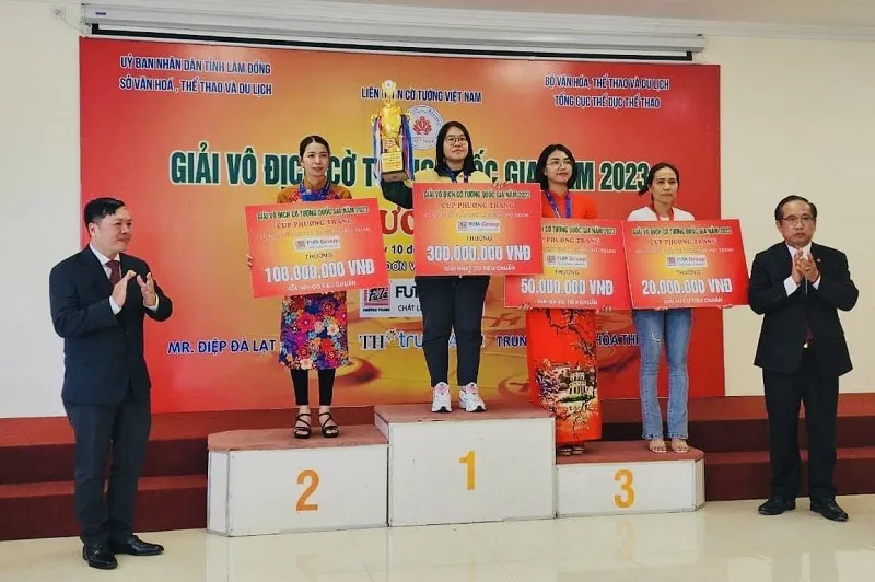 Kỳ thủ Hoàng Yến nhận 300 triệu đồng cho ngôi vô địch cờ tiêu chuẩn. Ảnh: THÀNH TRUNG