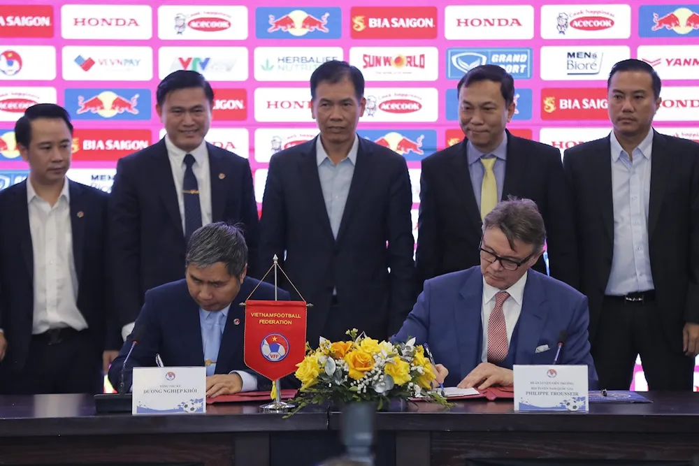 VFF và HLV Philippe Troussier thống nhất về thời điểm tập trung các đội tuyển trong tháng 3. Ảnh: MINH HOÀNG