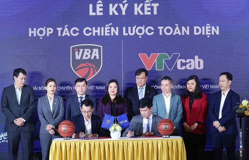 Đại diện lãnh đạo Tổng cục TDTT chứng kiến lễ ký kết hợp tác toàn diện giữa các bên trong ngày 1-3 ở Hà Nội. Ảnh: LƯỢNG LƯỢNG