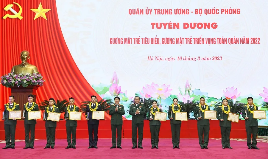 Linh Na đã được lãnh đạo Bộ Quốc phòng tặng bằng khen Gương mặt trẻ tiêu biểu toàn quân 2022. Ảnh: QĐND