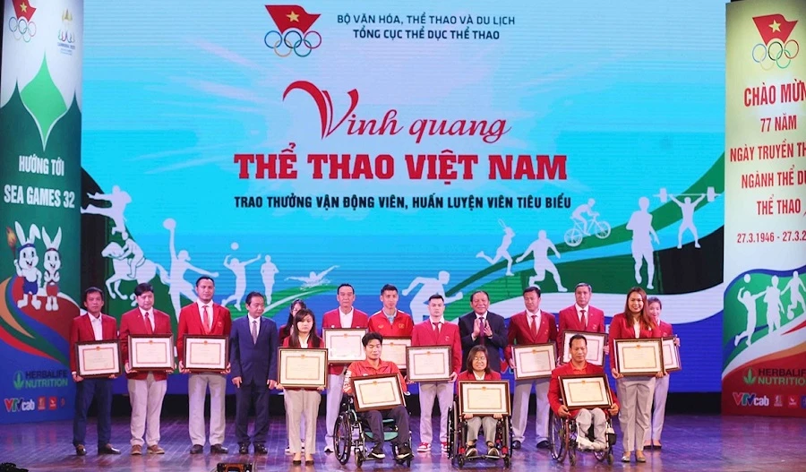 Ngành thể thao đã tổ chức chương trình trao thưởng cho HLV, VĐV tiêu biểu toàn quốc năm 2022. Ảnh: LƯỢNG LƯỢNG