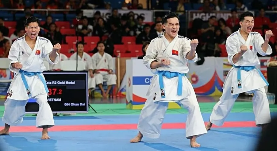 Đội biểu diễn kata đồng đội nam Việt Nam đã giành HCV tại giải. Ảnh: K.JOURNAL