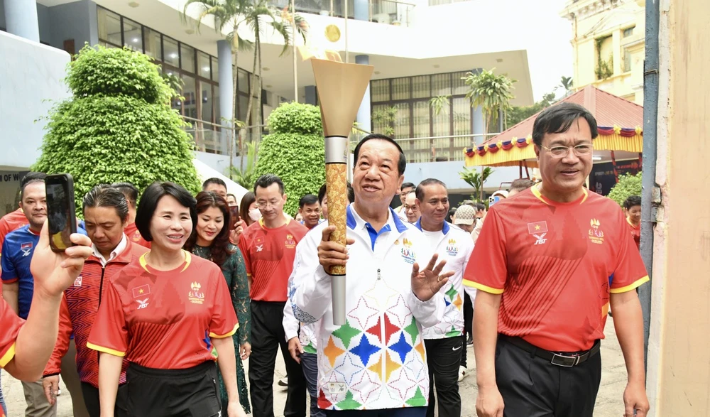 Ngọn đuốc SEA Games 32 đã được rước qua đường phố tại Hà Nội. Ảnh: LƯỢNG LƯỢNG