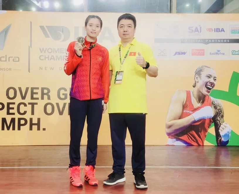 Nguyễn Thị Tâm và HLV Nguyễn Như Cường tại giải boxing nữ vô địch thế giới 2023. Ảnh: TH.TÂM